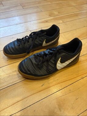 Nike boys Indoor Soccer cleats